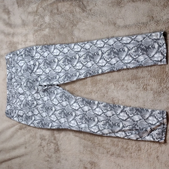SEVEN7 Tummy Less Gray Snakeskin Print Five Pocket High Rise Skinny Leg Jean - Picture 11 of 15